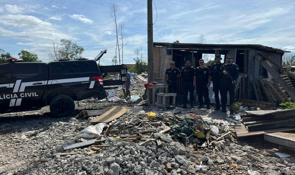 Uma carvoaria ilegal foi fechada em Vila Velha após denúncia anônima. Local funcionava sem licença ambiental e também servia como ponto de descarte irregular de entulhos. Responsável responderá em liberdade.