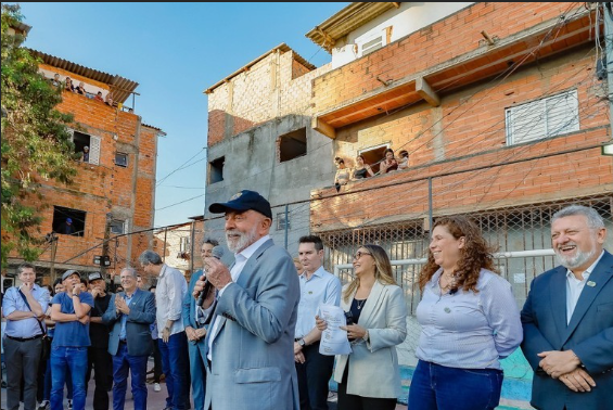 Programa Imóvel da Gente transforma imóveis da União em moradias dignas para famílias de baixa renda. Mais de 360 mil famílias já foram atendidas com novas casas e regularização fundiária.