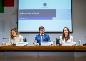 Boletim Macrofiscal de julho prevê alta no crescimento do PIB e recuo da inflação em 2025. Documento também avalia impacto limitado das tarifas dos EUA sobre exportações brasileiras.