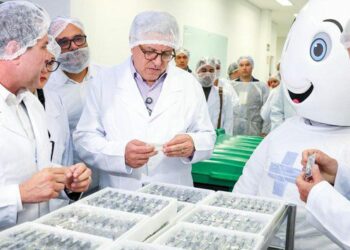 Após mais de duas décadas, Brasil volta a produzir insulina 100% nacional com transferência tecnológica da Índia. Iniciativa fortalece o SUS e reduz dependência externa na área da saúde.