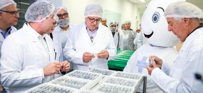 Após mais de duas décadas, Brasil volta a produzir insulina 100% nacional com transferência tecnológica da Índia. Iniciativa fortalece o SUS e reduz dependência externa na área da saúde.
