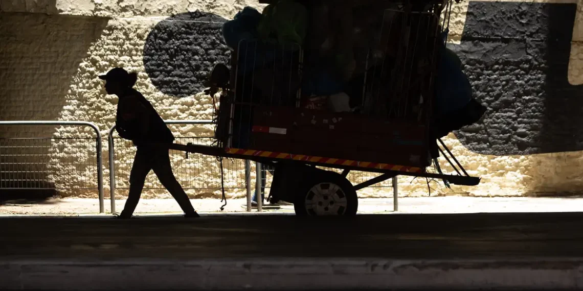 Filme “A Melhor Mãe do Mundo”, de Anna Muylaert, estreia no Cinesur 2025 e emociona ao retratar a jornada de uma mãe negra em fuga da violência doméstica.