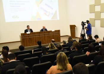 Aposentados e pensionistas do INSS começam a receber valores de descontos indevidos de entidades associativas. Pagamento é automático após adesão pelo Meu INSS ou Correios.