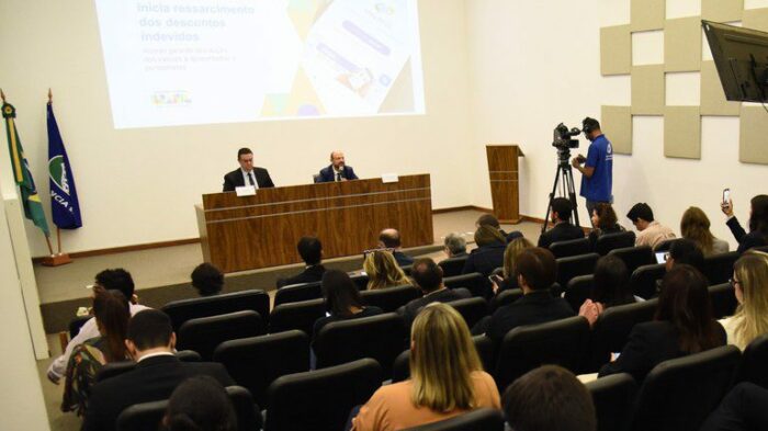 Aposentados e pensionistas do INSS começam a receber valores de descontos indevidos de entidades associativas. Pagamento é automático após adesão pelo Meu INSS ou Correios.