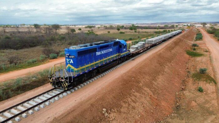 Com novo aporte de R$ 816,6 milhões do FDNE, obras da Ferrovia Transnordestina avançam rumo à fase de operação. Conexão entre PI, CE e PE deve impulsionar logística no Nordeste.