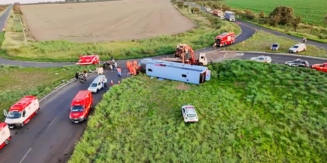 Estudo da PUC-PR e da UTFPR aponta fatores como perímetro urbano, sinuosidade do terreno e baixa iluminação como determinantes para acidentes em rodovias do Paraná, com uso de inteligência artificial.