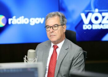 Presidente da ApexBrasil, Jorge Viana, diz que tarifa imposta por Trump prejudica Brasil e EUA, e defende diálogo com setores econômicos para preservar relação comercial de 201 anos.