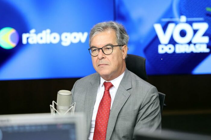 Presidente da ApexBrasil, Jorge Viana, diz que tarifa imposta por Trump prejudica Brasil e EUA, e defende diálogo com setores econômicos para preservar relação comercial de 201 anos.