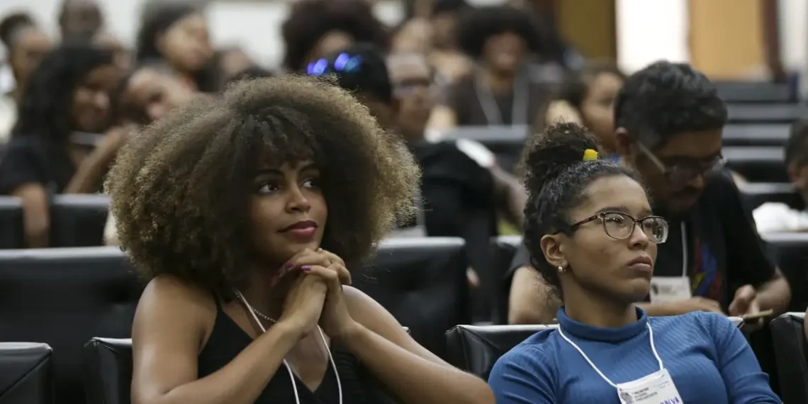 Estudo do CGEE revela desigualdade racial persistente na pós-graduação brasileira, com predominância de pessoas brancas entre mestres e doutores. Dados foram apresentados na reunião da SBPC, em Recife.