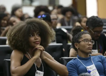 Estudo do CGEE revela desigualdade racial persistente na pós-graduação brasileira, com predominância de pessoas brancas entre mestres e doutores. Dados foram apresentados na reunião da SBPC, em Recife.