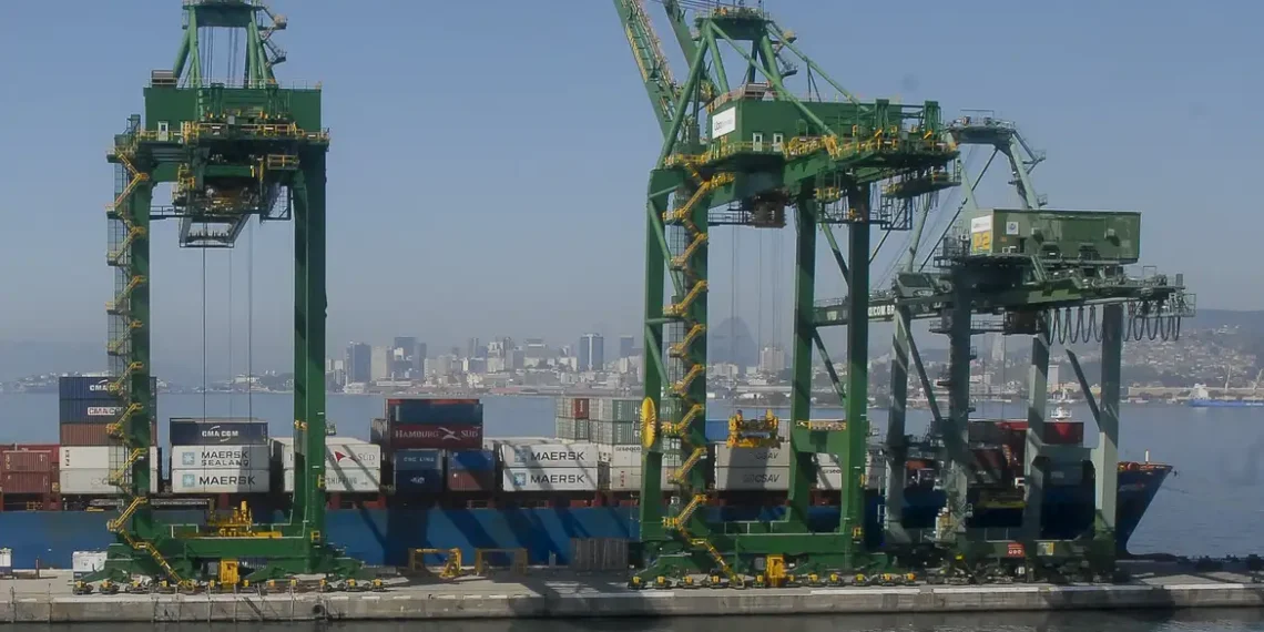 Balança comercial brasileira registra superávit de US$ 5,88 bilhões em junho, o pior resultado para o mês desde 2019. Preço menor das commodities e alta nas importações impactaram negativamente o saldo.