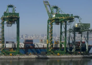 Balança comercial brasileira registra superávit de US$ 5,88 bilhões em junho, o pior resultado para o mês desde 2019. Preço menor das commodities e alta nas importações impactaram negativamente o saldo.