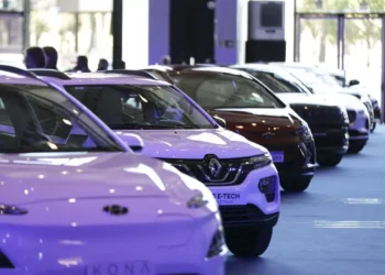O mercado de veículos novos cresceu 4,82% no 1º semestre de 2025, com destaque para motocicletas. Vendas caíram em junho, impactadas por menos dias úteis e juros altos.