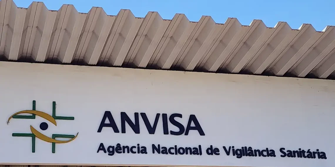 A Anvisa ordenou o recolhimento de lotes de polpa de morango, champignon em conserva e molho de alho, além da apreensão de azeite extravirgem com origem desconhecida. Confira os detalhes e lotes envolvidos.