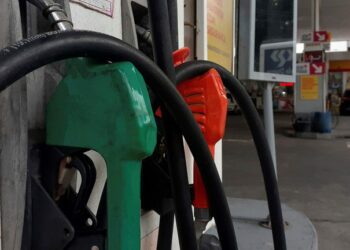 AGU solicita ao Cade, Polícia Federal e outros órgãos apuração de indícios de prática anticoncorrencial na formação de preços de combustíveis, após identificar falhas no repasse das reduções feitas pelas refinarias.