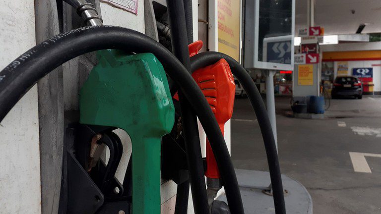 AGU solicita ao Cade, Polícia Federal e outros órgãos apuração de indícios de prática anticoncorrencial na formação de preços de combustíveis, após identificar falhas no repasse das reduções feitas pelas refinarias.