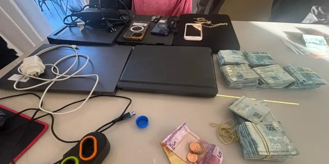 A Polícia Federal deflagrou a Operação Fraus para investigar um esquema de fraudes no INSS envolvendo servidores e técnicos. Estima-se que o grupo causou prejuízo de mais de R$ 30 milhões ao sistema de benefícios assistenciais como o BPC/LOAS.