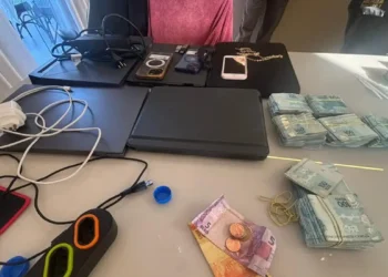 A Polícia Federal deflagrou a Operação Fraus para investigar um esquema de fraudes no INSS envolvendo servidores e técnicos. Estima-se que o grupo causou prejuízo de mais de R$ 30 milhões ao sistema de benefícios assistenciais como o BPC/LOAS.