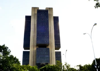 Banco Central informa que só voltará a publicar carta aberta sobre a inflação em abril de 2026, caso IPCA de 12 meses ultrapasse teto da meta de 4,5% até março. Entenda os critérios.