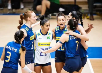 Seleção brasileira feminina de vôlei vence a Bulgária por 3 a 1 e assegura classificação antecipada à fase final da Liga das Nações. Rosamaria brilha com 18 pontos.
