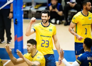 A seleção brasileira masculina de vôlei venceu a Argentina por três sets a um na Liga das Nações, manteve a liderança e se prepara para enfrentar o Japão na próxima rodada.