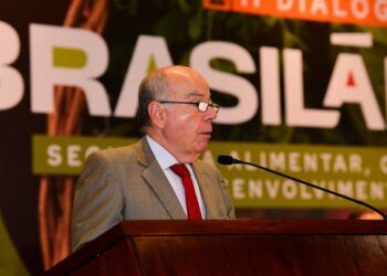 Brasil envia carta oficial aos EUA criticando tarifas de 50% sobre produtos nacionais. Governo cobra resposta a proposta de negociação enviada em maio e defende relação histórica entre os países.