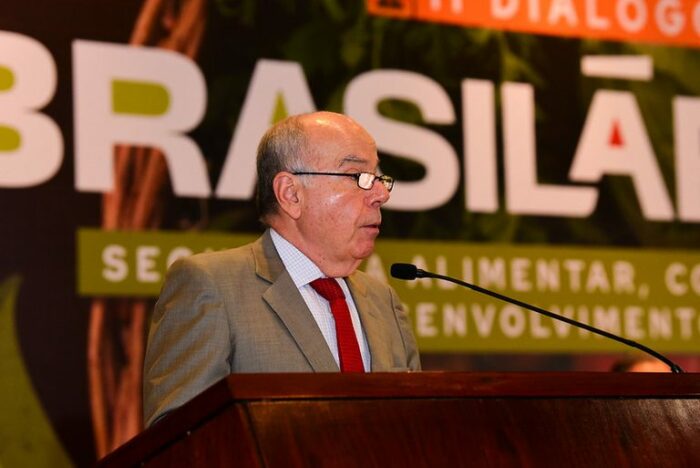 Brasil envia carta oficial aos EUA criticando tarifas de 50% sobre produtos nacionais. Governo cobra resposta a proposta de negociação enviada em maio e defende relação histórica entre os países.