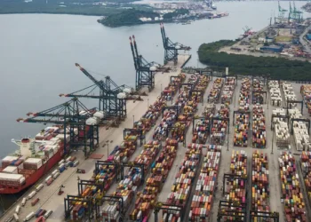 Relatório da FGV mostra queda de 51% na participação dos EUA nas exportações brasileiras em 23 anos. China lidera comércio com o Brasil em 2024. Confira os dados do Icomex.
