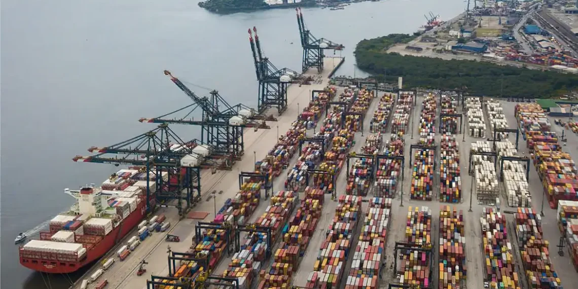 Imposição de tarifa de 50% dos EUA sobre produtos brasileiros repercute na imprensa internacional. Trump é acusado de usar medida para apoiar Bolsonaro. Lula promete retaliação com base na reciprocidade econômica.