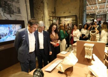 Museu Nacional reabre as portas com exposição gratuita "Entre Gigantes", após seis anos do incêndio. Visitação marca avanço das obras de reconstrução no Rio de Janeiro.