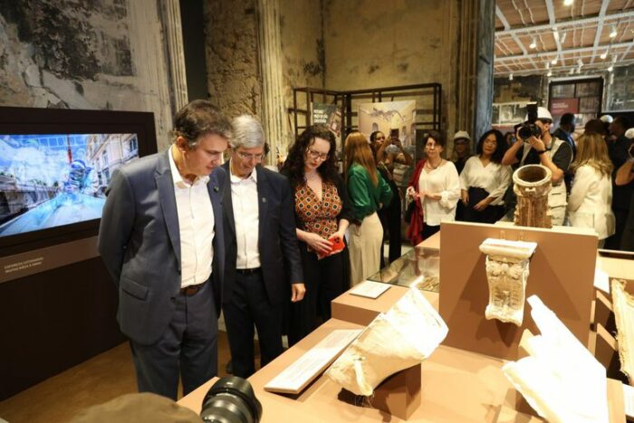 Museu Nacional reabre as portas com exposição gratuita "Entre Gigantes", após seis anos do incêndio. Visitação marca avanço das obras de reconstrução no Rio de Janeiro.