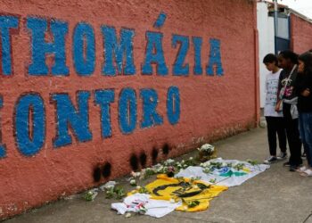 Nova lei aumenta penas para crimes cometidos em escolas e transforma homicídios e lesões dolosas em crimes hediondos. Medida busca combater a violência no ambiente escolar.