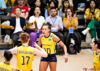 Seleção feminina de vôlei vence Polônia por 3 a 1 e assume a vice-liderança da Liga das Nações. Gabi e Bergmann se destacam e equipe dedica vitória à lesionada Ana Cristina.
