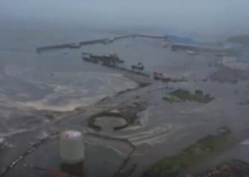 Tremor de 8,8 graus na costa da Rússia gera tsunami com ondas de até 5 metros. Japão, Havaí e Califórnia registram impactos. Autoridades seguem em alerta.