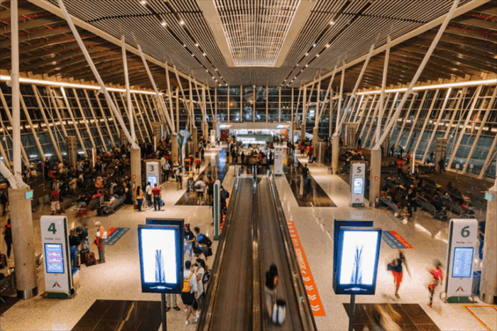 Com 12 aeroportos listados, o Brasil ocupa o segundo lugar no ranking AirHelp Score dos 100 melhores aeroportos do mundo. Brasília aparece na 4ª colocação, superando países como Japão, Espanha e Reino Unido.