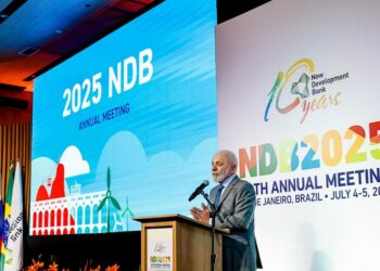 Na abertura da reunião do NDB, Lula defende novo modelo de desenvolvimento, critica empréstimos com juros abusivos e propõe moeda alternativa ao dólar para comércio internacional.