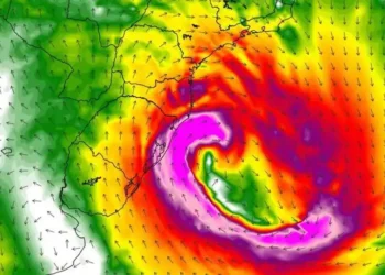 Ciclone provoca ventos de até 100 km/h no Sul e Sudeste, com alerta laranja do Inmet para vendavais e ventos costeiros. Previsão indica frio em SP e tempo seco em outras regiões.