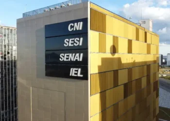 Investimentos de empresas brasileiras nos EUA somam US$ 22,1 bilhões, revela a CNI. Alimentos, software e metalurgia estão entre os principais setores. Embraer e JBS lideram novos projetos.
