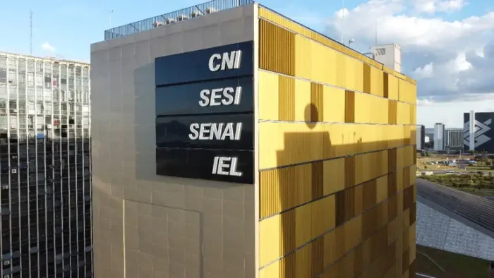 Investimentos de empresas brasileiras nos EUA somam US$ 22,1 bilhões, revela a CNI. Alimentos, software e metalurgia estão entre os principais setores. Embraer e JBS lideram novos projetos.