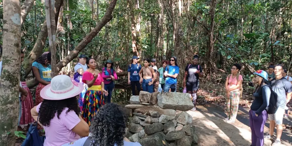 Justiça Federal determina prazo de 30 dias para União apresentar cronograma de titulação do território da comunidade quilombola Kulumbú do Patuazinho, no Amapá. Decisão reconhece ameaças e destruição de espaços sagrados por invasores.