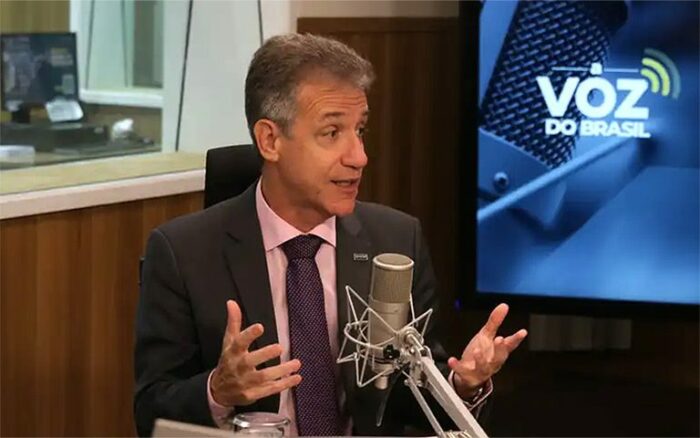 Arthur Chioro, presidente da Rede Ebserh, destaca na Voz do Brasil o sucesso do maior mutirão do SUS já realizado, com mais de 12 mil atendimentos em um só dia, graças à parceria com o Ministério da Saúde.