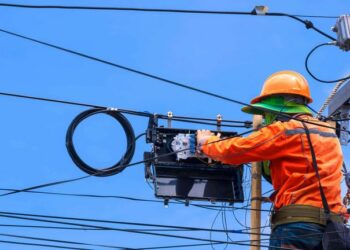 Segundo relatório da Anatel, Vivo, Claro e Tim concentram 95,2% da telefonia móvel. Já a banda larga fixa é majoritariamente oferecida por pequenas operadoras. Confira os dados.