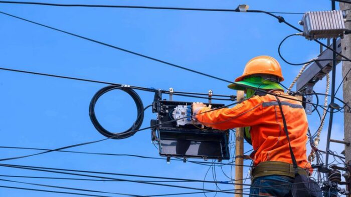 Segundo relatório da Anatel, Vivo, Claro e Tim concentram 95,2% da telefonia móvel. Já a banda larga fixa é majoritariamente oferecida por pequenas operadoras. Confira os dados.