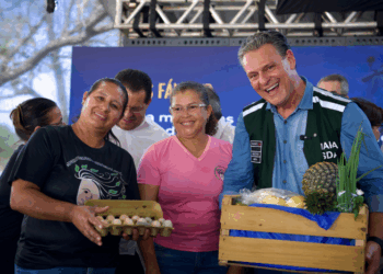 Carlos Fávaro entrega máquinas e equipamentos para agricultura familiar em Sorriso e outros municípios de MT. Investimento de R$ 5 milhões visa aumentar a produtividade e garantir dignidade no campo.