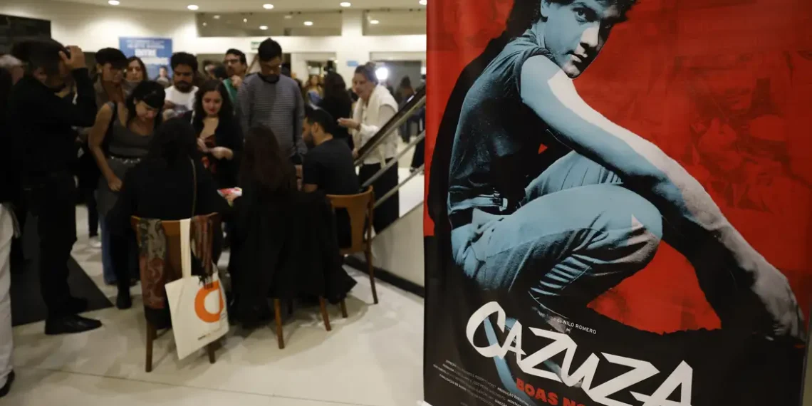 Estreia nos cinemas o documentário “Cazuza: Boas Novas”, que resgata os últimos anos do cantor com imagens inéditas e depoimentos de amigos. Dirigido por Nilo Romero, o filme revela a maturidade e a garra do artista mesmo diante da fragilidade física.