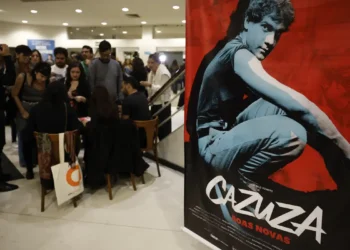 Estreia nos cinemas o documentário “Cazuza: Boas Novas”, que resgata os últimos anos do cantor com imagens inéditas e depoimentos de amigos. Dirigido por Nilo Romero, o filme revela a maturidade e a garra do artista mesmo diante da fragilidade física.