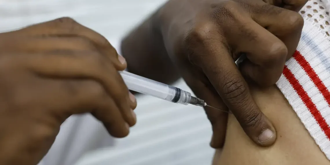 Boletim InfoGripe da Fiocruz indica queda nos casos de SRAG em grande parte do país, mas alerta para alta hospitalar em algumas faixas etárias. Vacinação contra gripe e Covid-19 segue essencial.