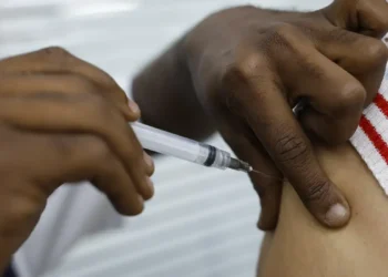 Boletim InfoGripe da Fiocruz indica queda nos casos de SRAG em grande parte do país, mas alerta para alta hospitalar em algumas faixas etárias. Vacinação contra gripe e Covid-19 segue essencial.