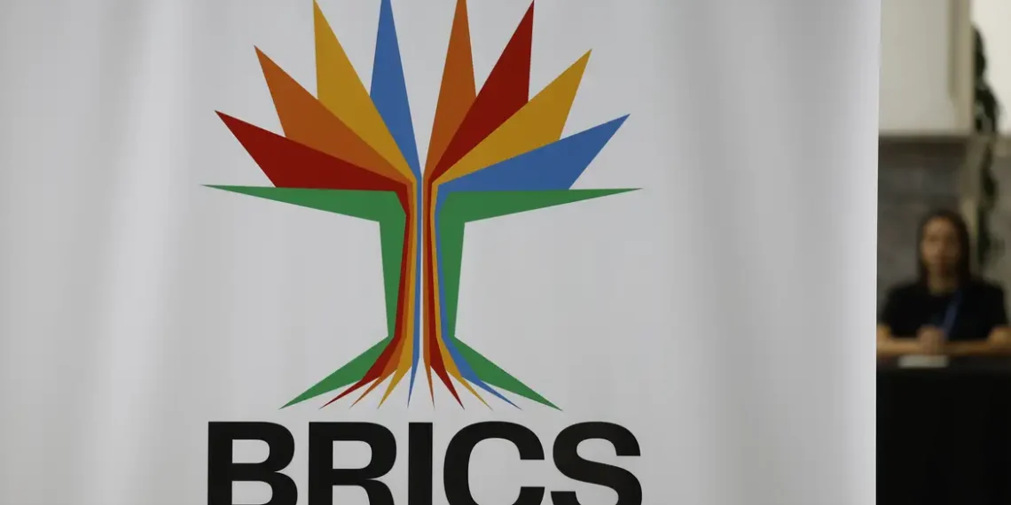 Cúpula do Brics no Rio terá reforço militar com aviões armados, antidrones, blindados e operações de varredura em veículos e edifícios. Evento ocorrerá nos dias 6 e 7 de julho e reunirá líderes de 11 países-membros.