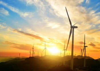 Brasil adiciona mais de 4 GW à matriz elétrica no primeiro semestre de 2025. Termelétricas lideram crescimento, seguidas por eólicas e solares. Capacidade total chega a 212,5 GW.